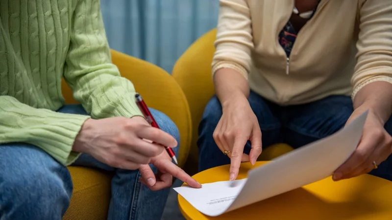 Unbedingt zu empfehlen: Ein schriftlicher Arbeitsvertrag bringt Klarheit f&uuml;r alle Beteiligten. - &copy; Nico Tapia/dpa-tmn