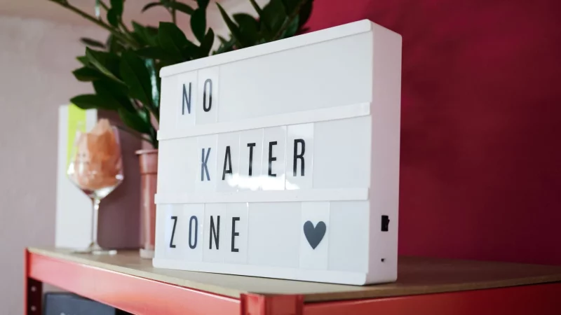 Kein Alkohol ab Januar: Gute Vors&auml;tze haben durchaus positive Seiten - k&ouml;nnen aber geballt zu unn&ouml;tigem Stress und Druck f&uuml;hren. - &copy; Annette Riedl/dpa/dpa-tmn