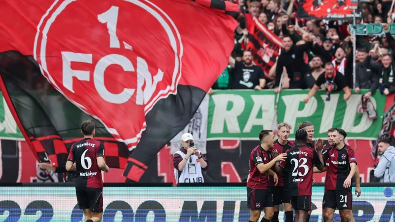 Der &laquo;Club&raquo; jubelt gegen Braunschweig, hier nach dem Tor zum 2:0. - &copy; Daniel L&ouml;b/dpa