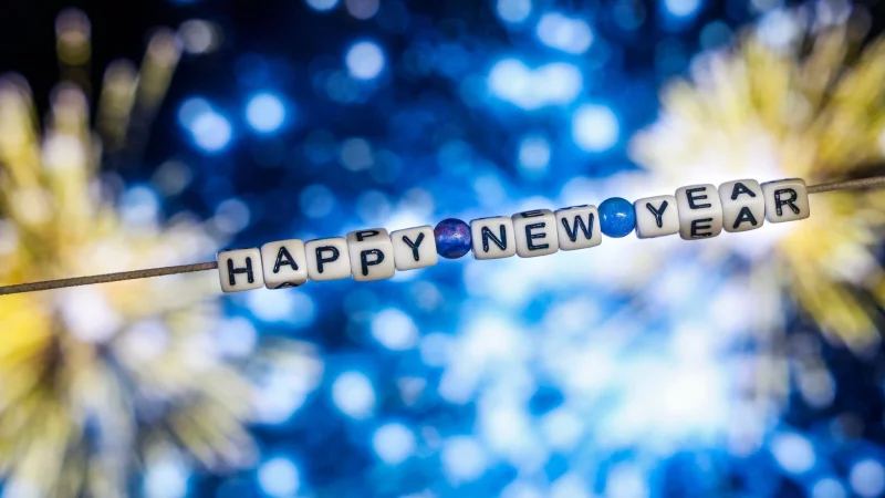 Bunte Raketen und lautes Knallen pr&auml;gen die Silvesternacht: Feuerwerk sorgt f&uuml;r festliche Stimmung, bringt aber auch Feinstaub und M&uuml;ll mit sich. - &copy; Christoph Reichwein/dpa