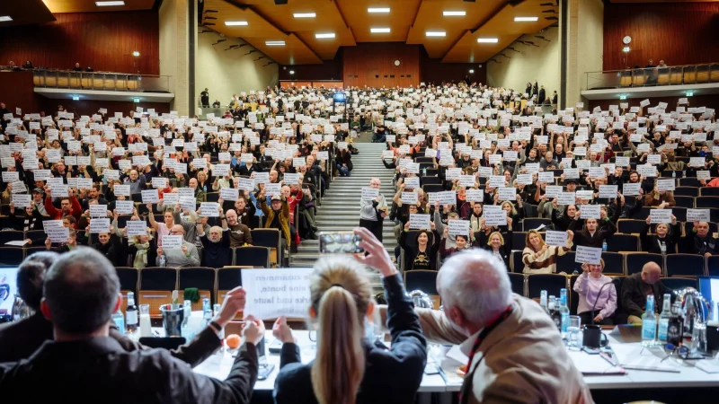 Die Mitgliederversammlung des FC St. Pauli im Audimax-Geb&auml;ude der Universit&auml;t Hamburg. - &copy; Gregor Fischer/dpa