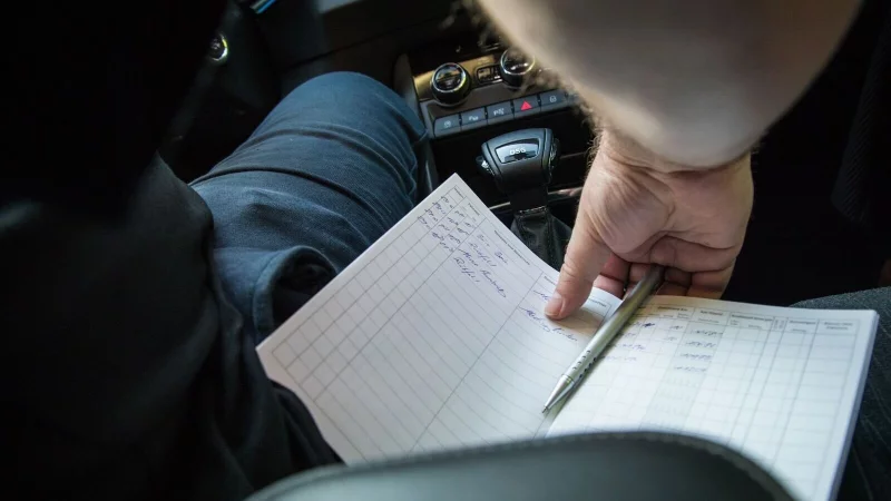 Regelmäßige Eintragungen - für manche lästig: Aber ein Fahrtenbuch führen zu müssen, kann zur Auflage werden. - © Christin Klose/dpa-tmn