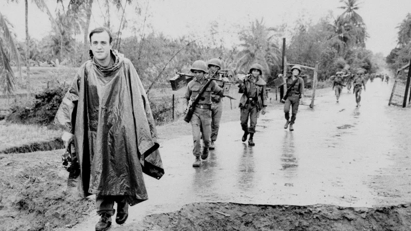 Peter Arnett marschiert mit vietnamesischen Truppen in Vietnam im Jahr 1965. - &copy; Uncredited/AP/dpa