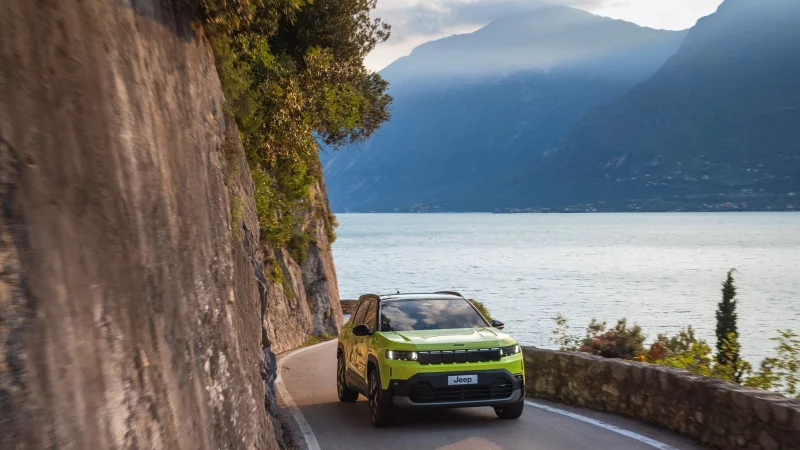 Die Einsamkeit des Langstreckenl&auml;ufers? Muss nicht sein. Denn neben einer Normreichweite von aktuell 500 Kilometern im elektrischen Compass gibt es genug Platz f&uuml;r Kind und Kegel. - &copy; Jeep/Stellantis/dpa-tmn