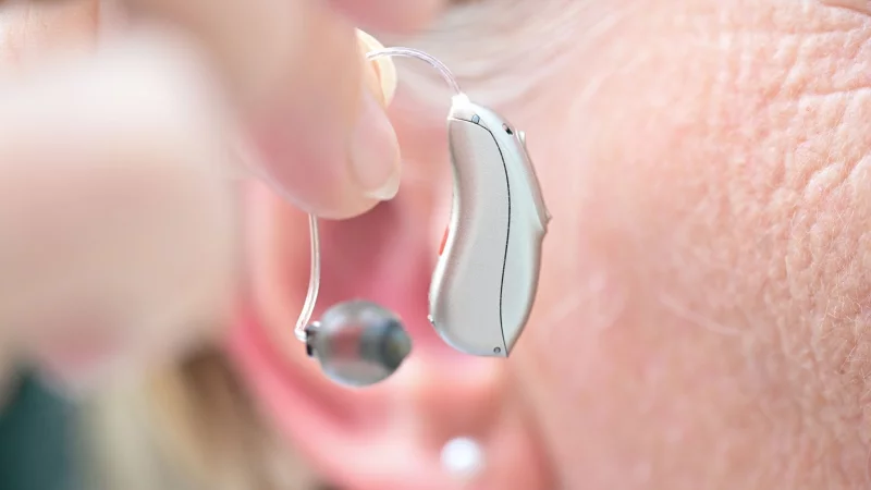 Gepflegte und trockene H&ouml;rsysteme sorgen auch im Winter f&uuml;r zuverl&auml;ssiges H&ouml;ren. - &copy; Bernd Wei&szlig;brod/dpa/dpa-tmn