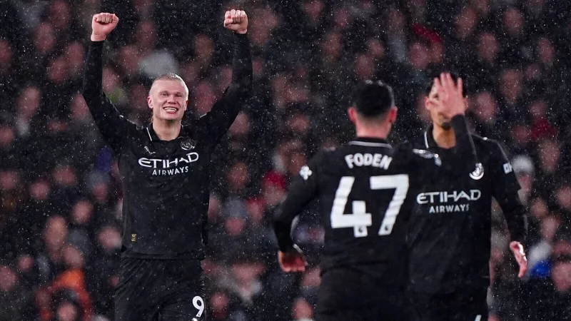 Erling Haaland leitete mit seinem Jubiläumstor den Auswärtssieg von Manchester City beim FC Fulham ein. - © Bradley Collyer/PA Wire/dpa