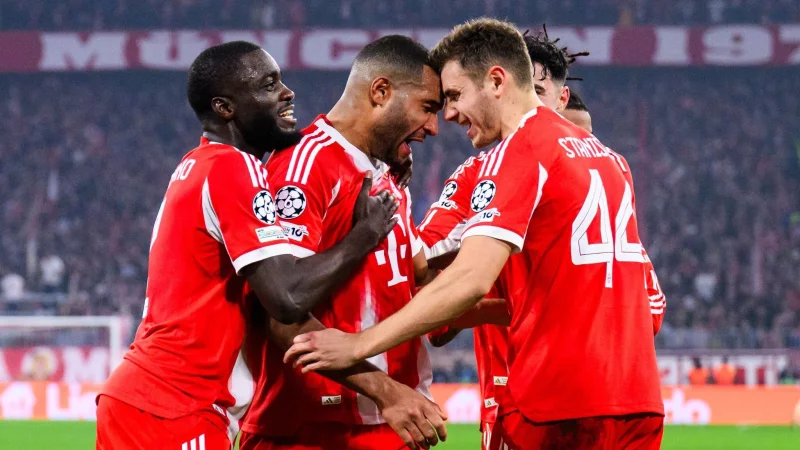 Verlängert er? Die Zukunft von Upamecano (l) ist offen. (Archivbild) - © Tom Weller/dpa