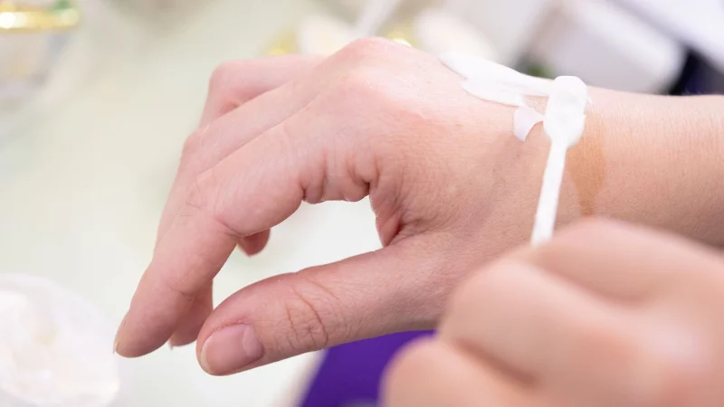 Nicht nur bei empfindlicher Haut lohnt es sich, die Inhaltsstoffe von Pflegeprodukten zu checken. - &copy; Franziska Gabbert/dpa-tmn