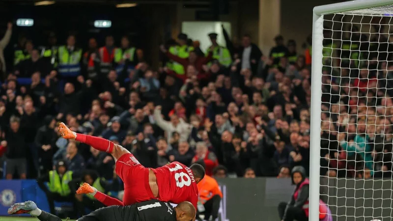 Ein Tor mit vollem Einsatz - aber zu wenig für den FC Liverpool. - © Ian Walton/AP/dpa