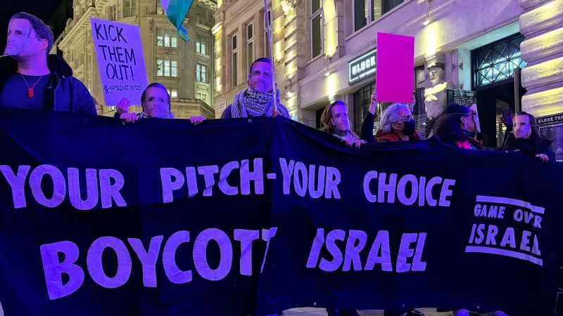 Die Aktivisten fordern den Ausschluss Israels aus dem europ&auml;ischen Fu&szlig;ball. - &copy; Jan Mies/dpa