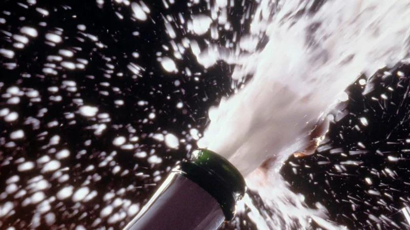 Ob mit oder ohne Grund zum Anstoßen: Die Deutschen lassen gern die Korken knallen. - © DWI/deutscheweine.de/dpa-tmn