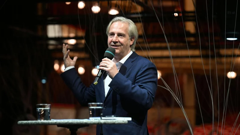 Der Intendant des Wiener Burgtheaters, Stefan Bachmann, m&ouml;chte das Haus nicht politisch positionieren. - &copy; Helmut Fohringer/APA/dpa