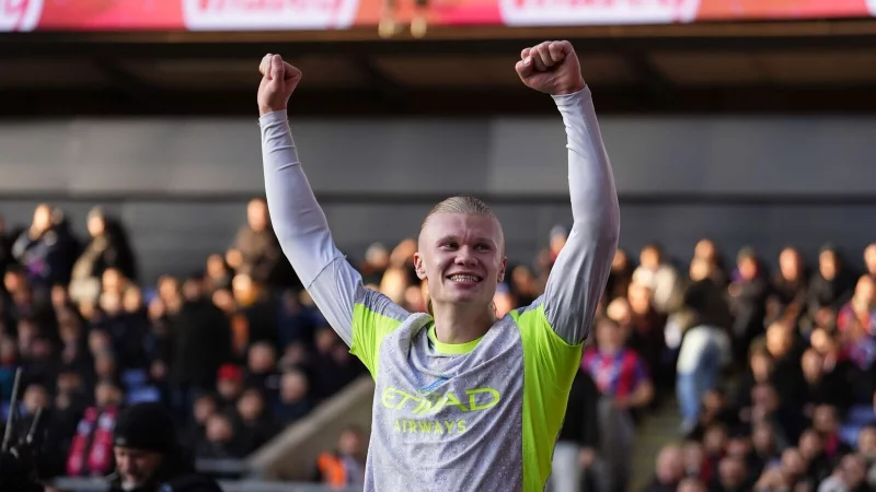 Erling Haaland traf bei Crystal Palace doppelt. - &copy; Jordan Pettitt/PA Wire/dpa