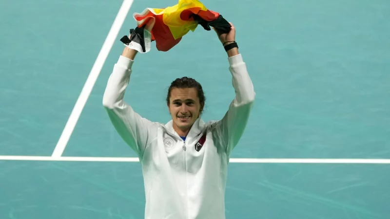 Zverev jubelte mit Deutschland-Fahne &uuml;ber den Viertelfinalsieg gegen Argentinien. - &copy; Luca Bruno/AP/dpa