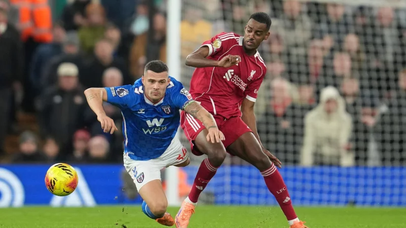 Liverpool und Sunderland lieferten sich einige harte Zweikämpfe - © Jon Super/AP/dpa