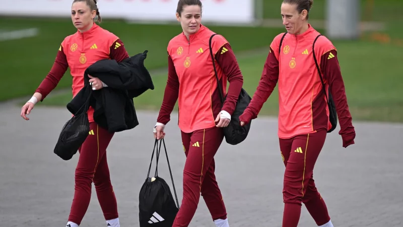 Stina Johannes (M.) vertrat erfolgreich Stammkeeperin Ann-Katrin Berger (r./Archivbild). - &copy; Arne Dedert/dpa