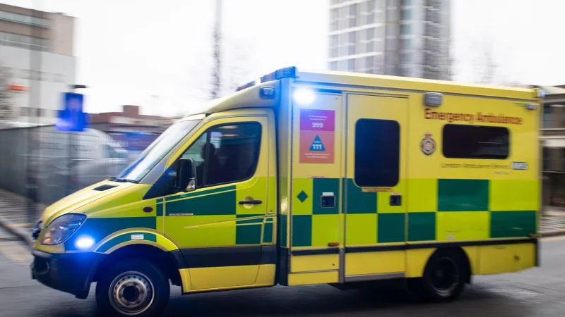 Rettungswagen in Großbritannien (Archivbild) - © Dominic Lipinski/PA Wire/dpa