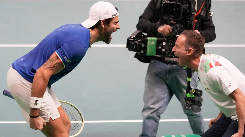 Matteo Berrettini (l) sorgte f&uuml;r Italiens F&uuml;hrung im Davis-Cup-Finale - &copy; Luca Bruno/AP/dpa