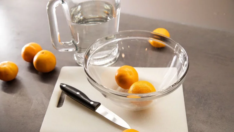 Kein Fan von der wei&szlig;en Haut? Mit einem Hack sollen sich Clementinen besser sch&auml;len lassen. - &copy; Christin Klose/dpa-tmn