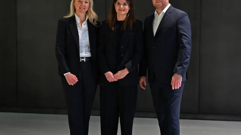 Das Führungstrio des neu gegründeten Ligaverbandes für die Fußball-Bundesliga der Frauen. - © Michael Brandt/dpa