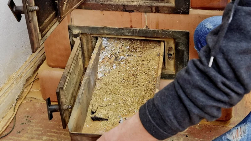 Vor dem Entsorgen muss die Asche vollst&auml;ndig erkaltet sein: Glutnester k&ouml;nnen noch Tage sp&auml;ter Br&auml;nde verursachen. - &copy; Monique W&uuml;stenhagen/dpa-tmn