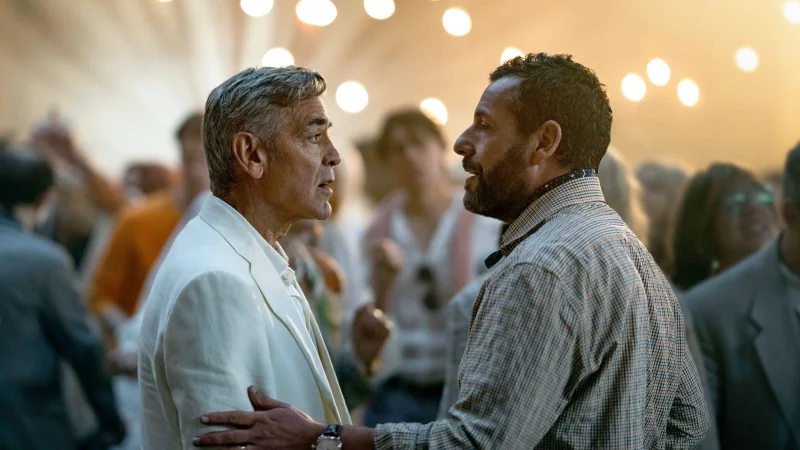 George Clooney spielt den alternden Filmstar Jay Kelly, Adam Sandler seinen leidgeplagten Manager Ron Sukenick. - &copy; Peter Mountain/Netflix/dpa