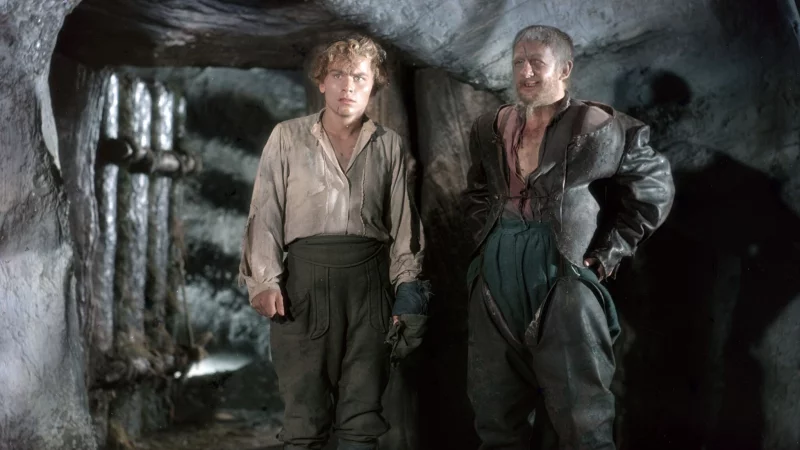 Die Schauspieler Lutz Moik (l) in der Figur des Köhlers Peter Munk und Erwin Geschonnek als Holländer-Michel in der Märchen-Verfilmung «Das kalte Herz». - © Kilian, Klawikowski/DEFA-Stiftung/dpa