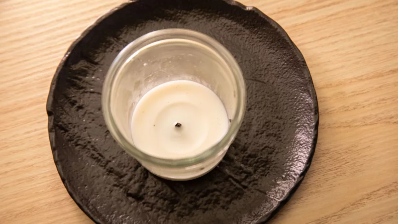 Abgebrannt: Wie bekommt man das restliche Kerzenwachs aus dem Glas? - &copy; Christin Klose/dpa-tmn