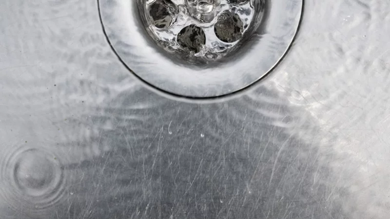 Einfach das Wasser laufenlassen - oft hilft das schon, wenn aus dem Abfluss unangenehme Gerüche aufsteigen. - © Sebastian Gollnow/dpa