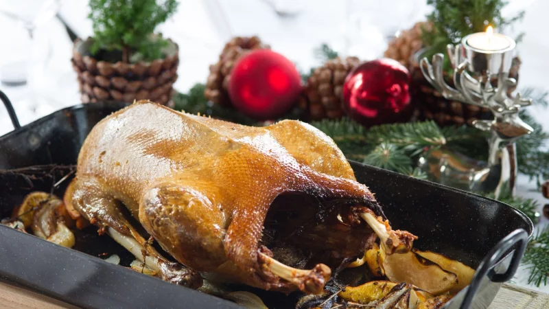 Wenn die Gans aus dem Ofen kommt, sollte sie erst einmal noch ruhen. - &copy; Tobias Hase/dpa-tmn