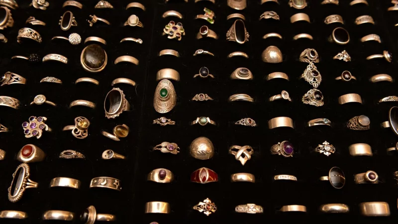 Wer f&uuml;r ein Event einen echten Hingucker sucht, kann zugunsten der Nachhaltigkeit Goldschmuck auch leihen oder mieten. - &copy; Felix H&ouml;rhager/dpa/dpa-tmn