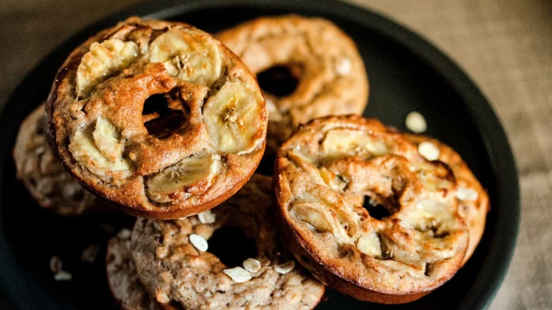 Die S&uuml;&szlig;e in den Banana Bread Donuts kommt ausschlie&szlig;lich aus reifen Bananen und Cranberries. - &copy; Aileen Kapitza/minzgruen.com/dpa-tmn