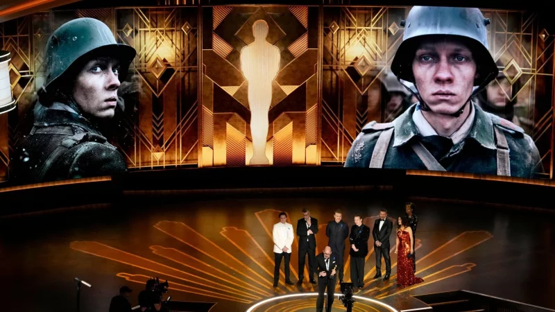 Regisseur Edward Berger (vorne) nimmt im M&auml;rz 2023 den Preis f&uuml;r &laquo;Im Westen nichts Neues&raquo; aus Deutschland f&uuml;r den besten internationalen Spielfilm bei der Oscarverleihung entgegen. (Archivbild) - &copy; Chris Pizzello/Invision/AP