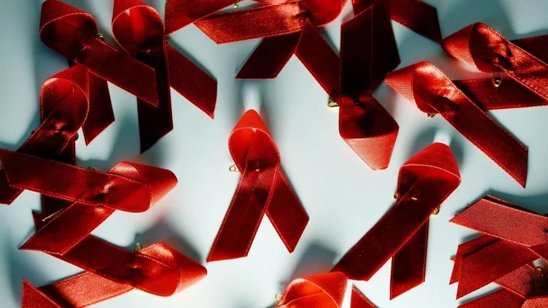 Moderne Therapien ermöglichen Menschen mit HIV ein langes und normales Leben: Die Infektion ist heute keine tödliche Bedrohung mehr. - © Jens Kalaene/dpa-Zentralbild/dpa-tmn