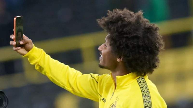 Auch Dortmunds Nationalspieler Karim Adeyemi ist in den sozialen Medien aktiv. (Archivbild) - © Bernd Thissen/dpa