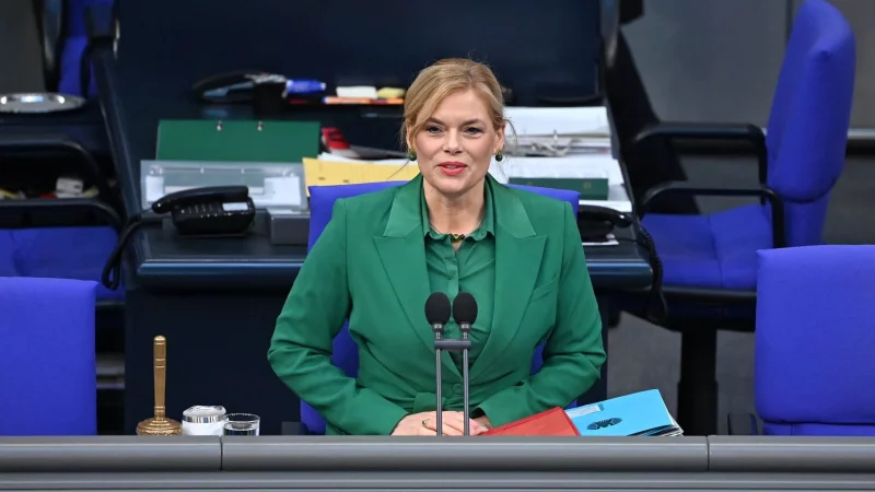 Bundestagspr&auml;sidentin Kl&ouml;ckner backt in einem Weihnachtsvideo Kuppelkekse. (Archivbild) - &copy; Elisa Schu/dpa