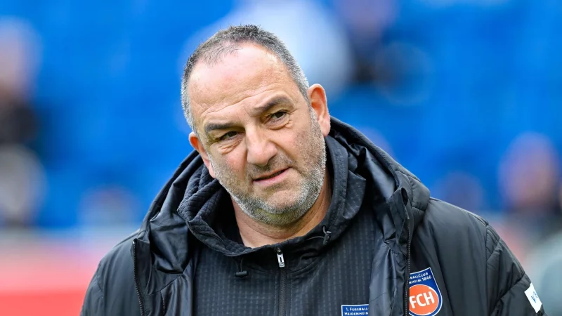 Tief frustriert: Heidenheims Trainer Frank Schmidt nach der Niederlage bei Hoffenheim. - &copy; Uwe Anspach/dpa