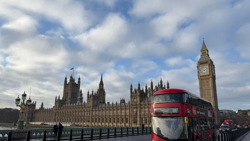 Im britischen Parlament soll es zunächst keine Debatte über die Verwicklung von Prinz Andrew in den Missbrauchsskandal um den verstorbenen US-Multimillionär Jeffrey Epstein geben. (Symbolbild) - © Julia Kilian/dpa