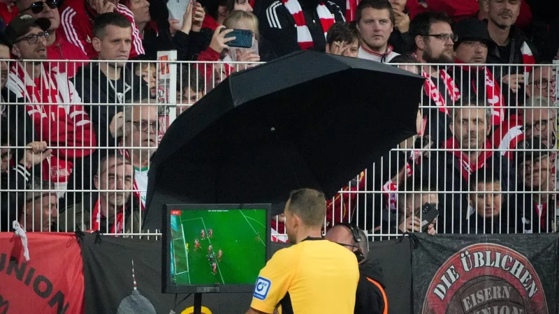 Nahm gleich zwei Treffer nach Video-Einsatz zur&uuml;ck: Schiedsrichter S&ouml;ren Storks - &copy; Soeren Stache/dpa