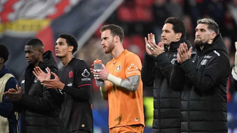 Leverkusens Mannschaft applaudierte den Fans nach dem 2:2 in der Champions League. - © Federico Gambarini/dpa
