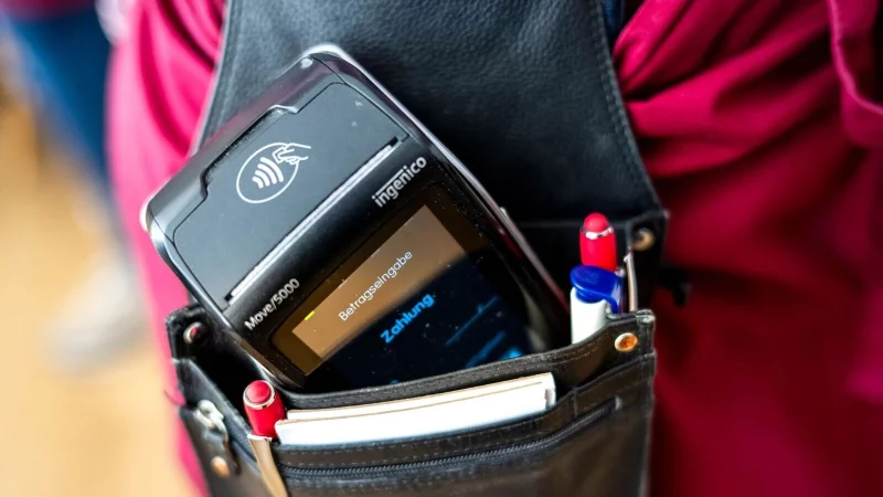 H&auml;ndler und Gastronomen bestimmen, welche Zahlungsarten akzeptiert werden: Ein Anspruch auf Bar- oder Kartenzahlung besteht nicht. - &copy; Sina Schuldt/dpa