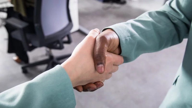 In einem befristeten Arbeitsverh&auml;ltnis gibt es keinen prozentualen Regelwert f&uuml;r die Probezeit. - &copy; Christin Klose/dpa-tmn