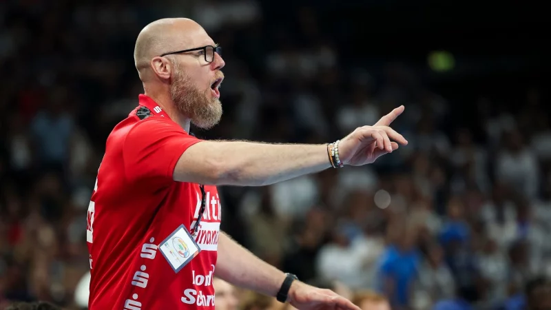 Trainer Ales Pajovic und die SG Flensburg-Handewitt empfangen den THW Kiel zum 113. Landesderby. - © Christian Charisius/dpa