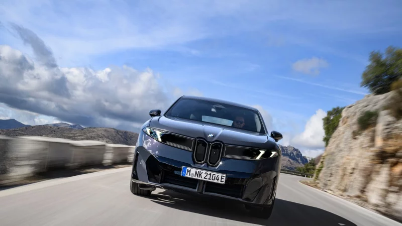 Steile Sache: Die vertikale Niere ist ein markantes Erkennungszeichen des neuen iX3 - greift aber auch zurück auf die Vergangenheit der Bayern. - © Uwe Fischer/BMW AG/dpa-tmn