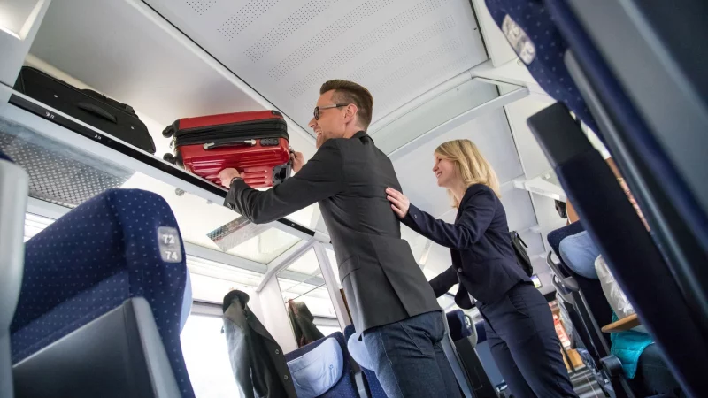 Die Weihnachtsreisewelle sorgt f&uuml;r volle Z&uuml;ge: Sitzpl&auml;tze mit Sicht auf die Gep&auml;ckablagen helfen, Diebst&auml;hle zu verhindern. - &copy; Christin Klose/dpa-tmn