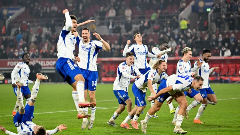 Schalker Freude nach dem Schlusspfiff. - © Anke Waelischmiller/dpa