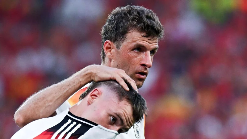 M&uuml;ller (hinten) hat eine klare Meinung zum Wirtz-Wechsel in die englische Liga. (Archivbild) - &copy; Marijan Murat/dpa