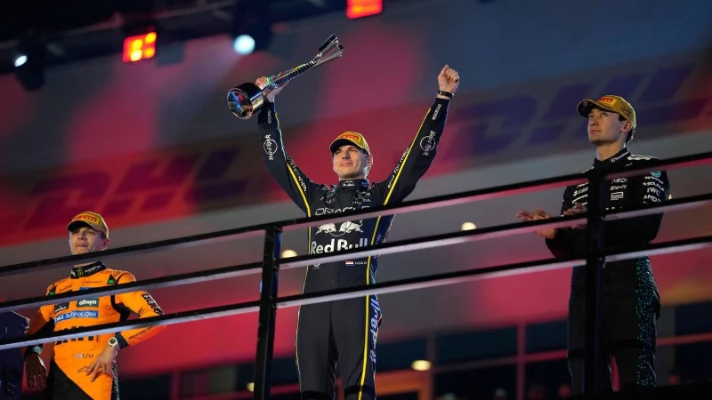 Als Verstappen (Mitte) bei der Siegerehrung jubelte, wusste er noch nicht, wie wertvoll sein Sieg noch werden w&uuml;rde. - &copy; John Locher/AP/dpa