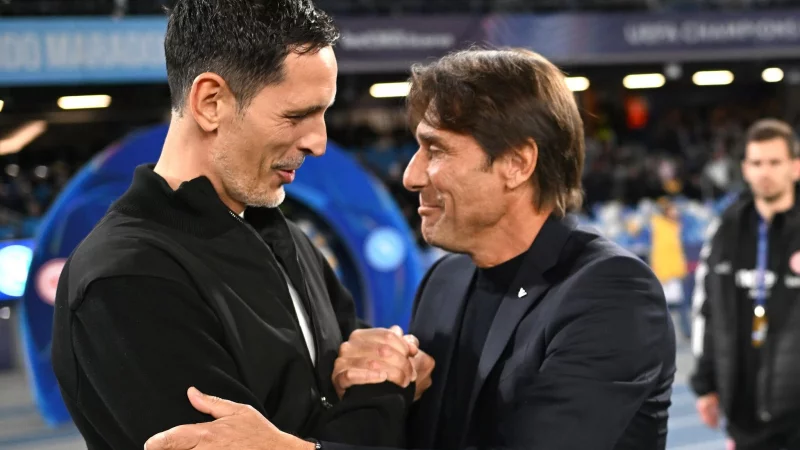 Neapels Coach Antonio Conte (r) staunte &uuml;ber die Spielweise von Eintracht Frankfurt unter Trainer Dino Toppm&ouml;ller (l). - &copy; Arne Dedert/dpa