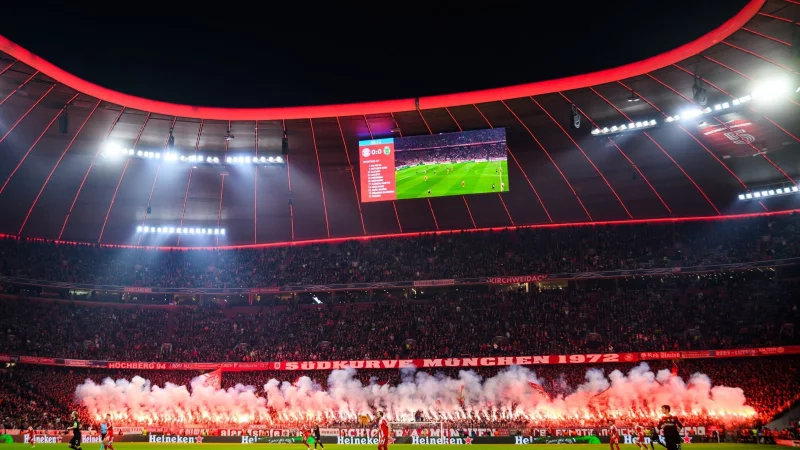 Fans des FC Bayern M&uuml;nchen z&uuml;nden Pyrotechnik im Fanblock. (Archivbild) - &copy; Tom Weller/dpa